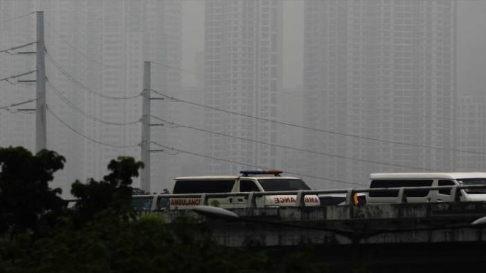 Yanardağın püskürttüğü duman şehirleri kapladı: Okullar tatil edildi