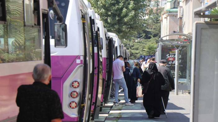 Sakarya’da 65 yaş üstü ve parası olmayan vatandaşlar bu otobüsleri kullanabiliyor