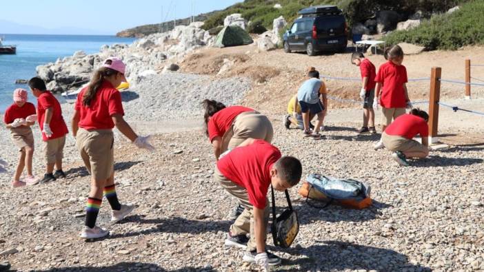 Bodrum'da büyüklerin kirlettiğini çocuklar temizledi!