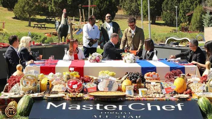 MasterChef’te  tansiyon yükseldi!  Mehmet Şef çekimin ortasında açtı ağzını yumdu gözünü