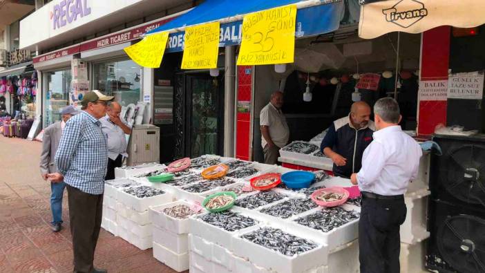 Balıkçılar halk günü yaptı: Hamsinin kilosu 35 TL’den satışa sunuldu