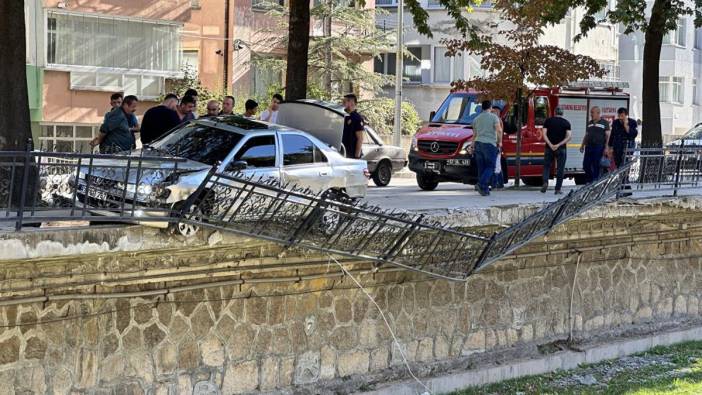 Kastamonu'da araç korkuluklara asılı kaldı!