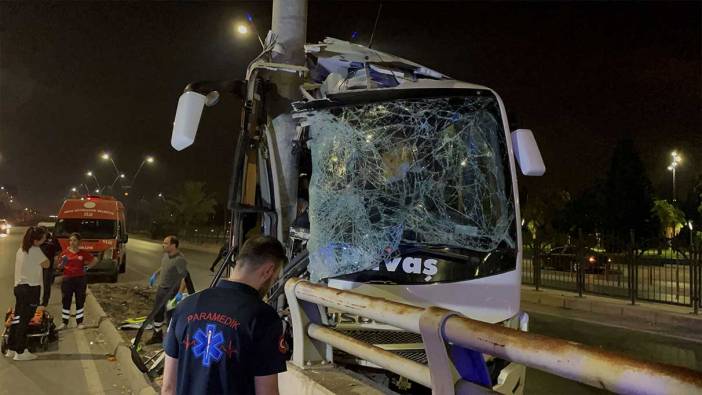 Adana'da minibüs trafik tabelası direğine çarptı: 5 yaralı