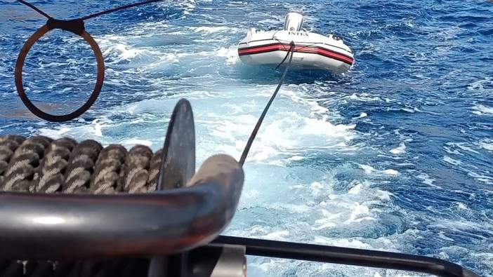 Bodrum açıklarında sürüklenen botu ekipler kurtardı