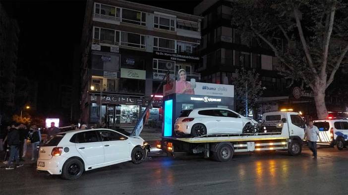 Kadıköy'de iki araç çarpışıp elektrik direğine vurdu!