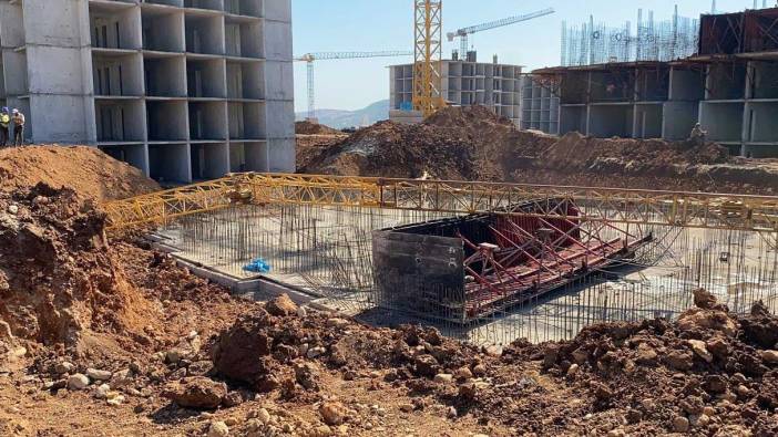 Adıyaman’da kule vinç devrildi! 2 yaralı