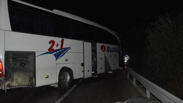 Afyon'da TIR otobüse çarptı: 4 yaralı