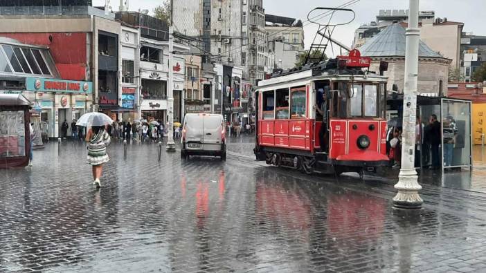 Taksim'de yağmur etkili oldu! Vatandaşlar zor anlar yaşadı