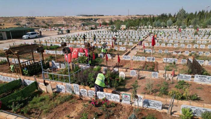 Mezarlıkta temizlik ve çevre düzenlemesi yapılıyor