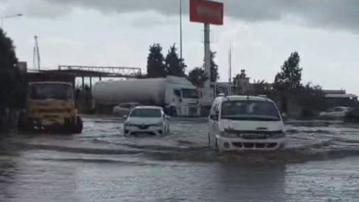 Hatay’ın kuzeyinde yağışlı hava etkisini hissettiriyor, caddeler göle döndü!