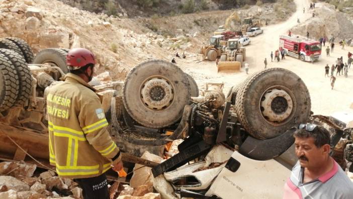 Hafriyat kamyonu uçuruma devrildi: 2 kişi öldü