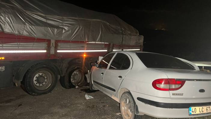 TIR'a çarpan otomobildeki polis ve eşi hayatını kaybetti