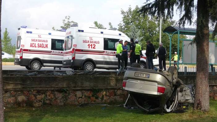 Park halindeki araca çarpan otomobil cami bahçesine uçtu! 11 yaralı