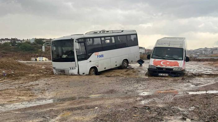 Kocaeli''de sağanak yağış nedeniyle yol çöktü