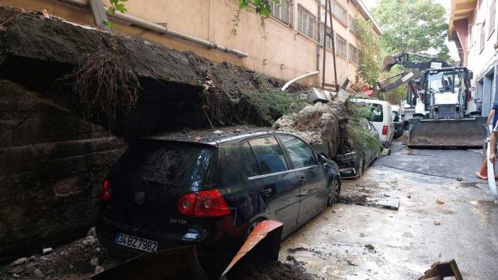 Zeytinburnu'nda istinat duvarı araçların üzerine çöktü