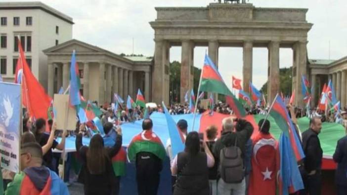 Azerbaycanlılar tarihi Brandenburg Kapısı önünde Alman medyasını protesto etti