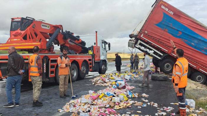 Kaygan yolda tır devrildi: Dorsedeki sabunlar yola saçıldı