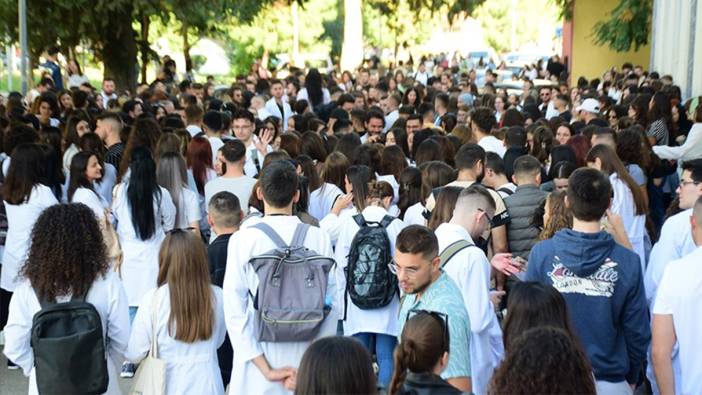 Tıp öğrencileri "zorunlu istihdama" karşı protesto düzenledi