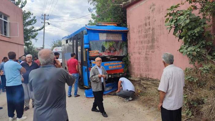 Adana'da halk otobüsü evin duvarına çarptı: 8 yaralı