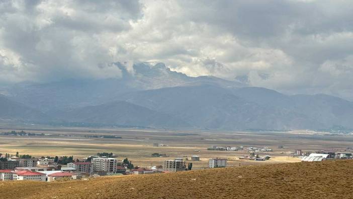 Mevsimin ilk karı Hakkari'ye düştü