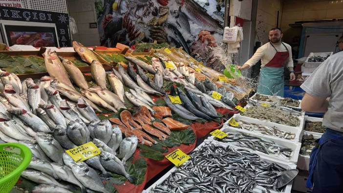 İstanbul'daki tezgahlarda hamsi bolluğu devam ediyor: Bu fiyattan satılıyor