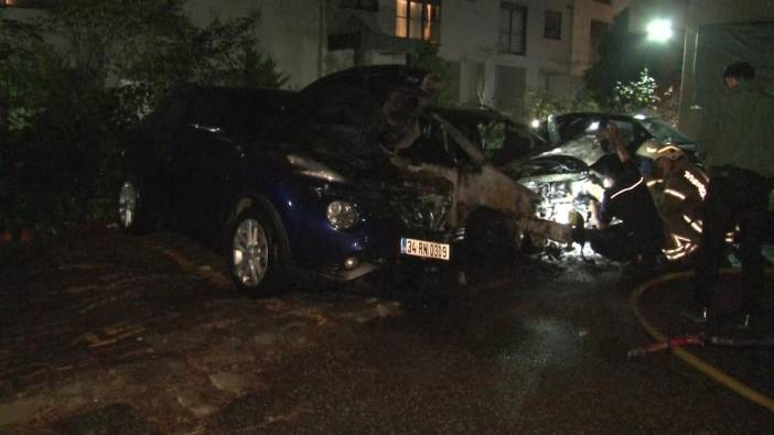 Kadıköy’de bir otoparkta bulunan 3 araç alev alev yandı