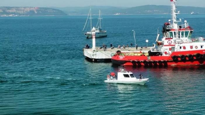 Çanakkale Boğazı'nda su alan tekne kurtarıldı