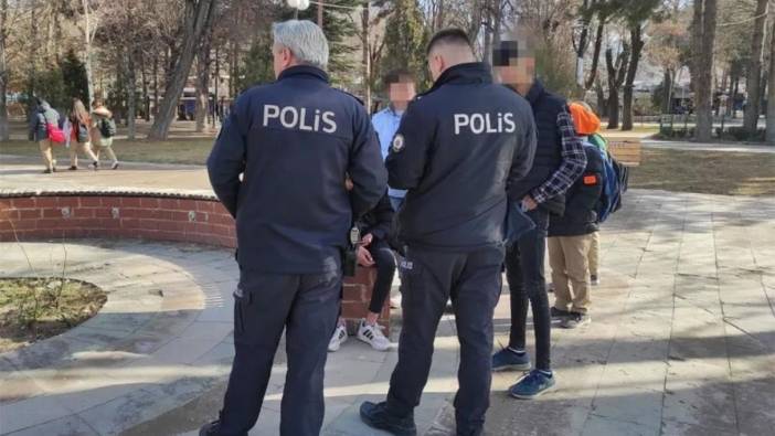 Okul önlerinde polis denetimi sürüyor