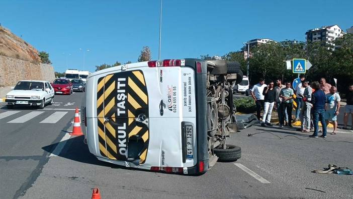 Kocaeli'de virajı alamayan servis minibüsü devrildi: 1 yaralı