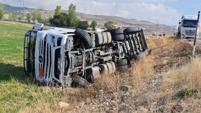 Bitlis'te asfalt tankeri şarampole devrildi