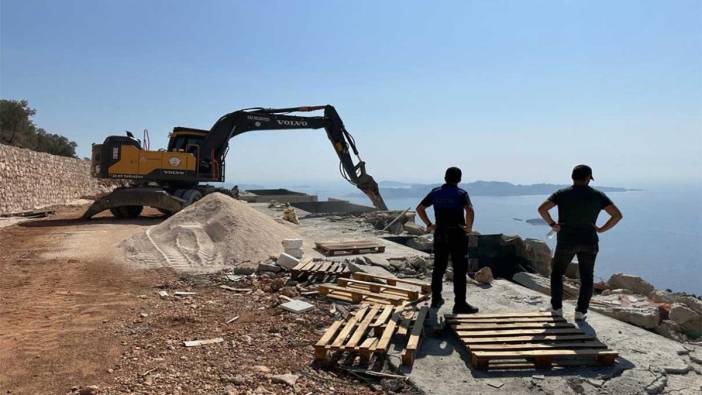 Antalya'da deniz manzaralı kaçak yapılar yıkıldı