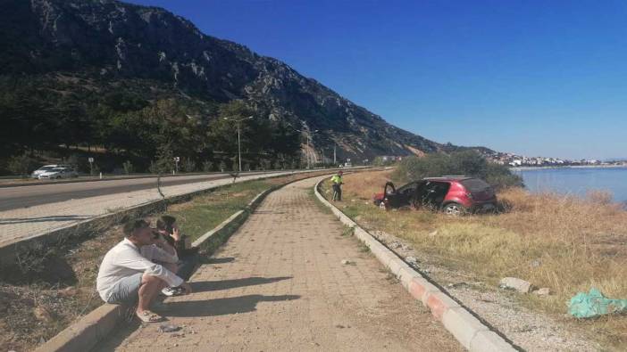 Kaza yapan genç çift sarılarak birbirini teselli etti