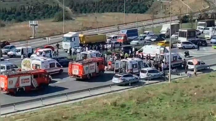 Sultangazi’da 2 araç kafa kafaya çarpıştı : 1’i ağır 6 yaralı