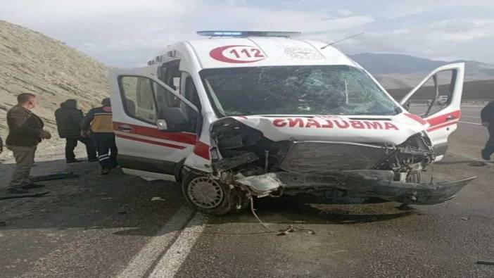 Evde bakım ambulansı yoldan çıktı! 4 yaralı