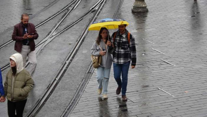 Taksim’de yağmur etkili oldu: Vatandaşlar zor anlar yaşadı