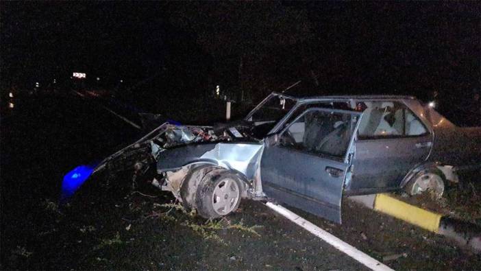 Beton bariyere çarpan otomobilin motoru yola fırladı