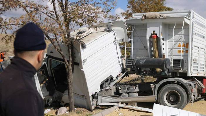 Nevşehir'de TIR buğday yüklü kamyonete çarptı: 4 yaralı