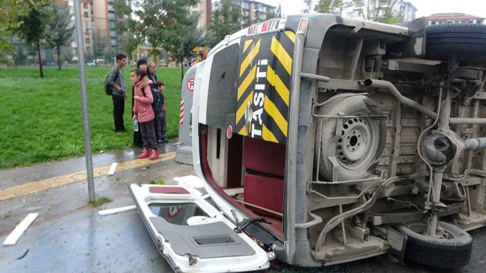 Malatya’da minibüsle çarpışan öğrenci servisi devrildi