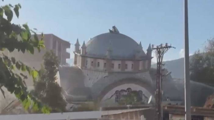 Hatay'da ağır hasarlı cami çöktü! O anlar kamerada