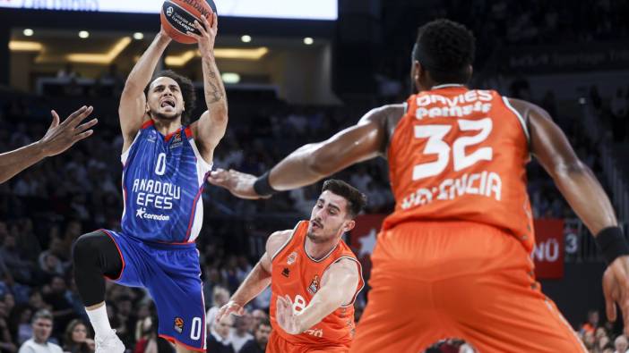 Anadolu Efes, sahasında Valencia'yı mağlup etti