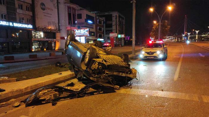 Trafik tabelasına çarpan otomobil takla attı: 1'i ağır 3 yaralı