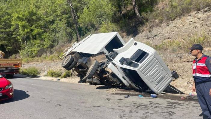 Alanya'da çöp kamyonu devrildi: 1 ölü