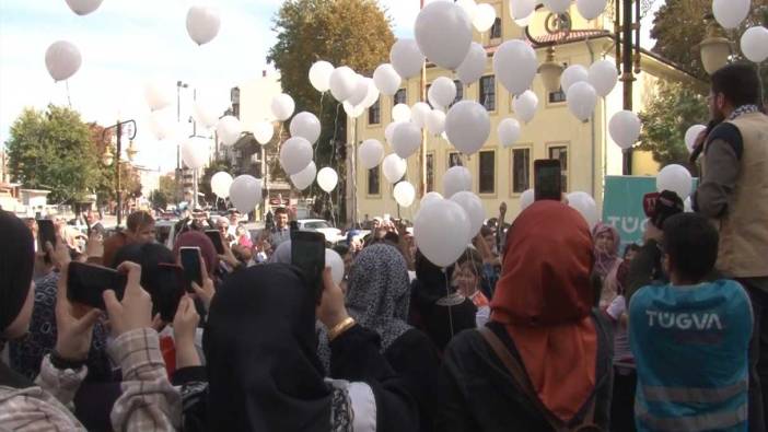 Filistinli şehit çocuklar için gökyüzüne beyaz balonlar bırakıldı