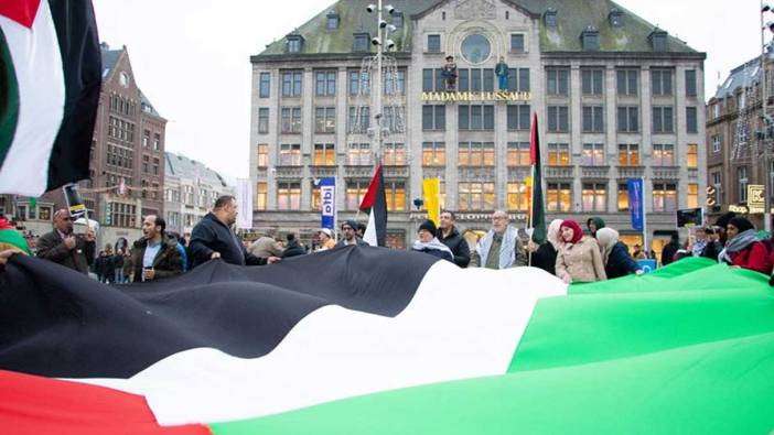 Hollandalı annelerden Gazze'de ölüdürülen çocuklar için sessiz yürüyüş