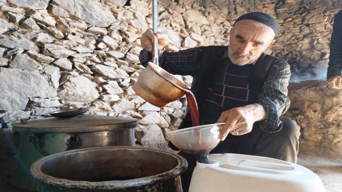 Hizan’da üzüm pekmezinin üretimi devam ediyor