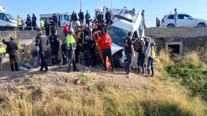 Aksaray’da işçi servisi kamyonete çarptı: Çok sayıda yaralı var!