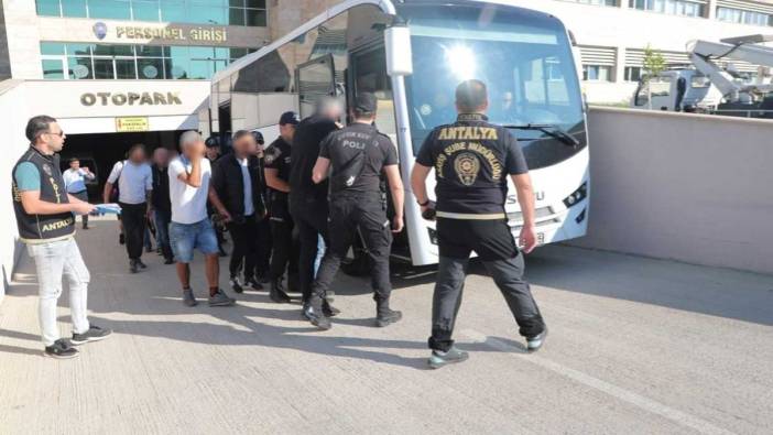 Antalya'da çeşitli suçlardan aranan 60 şüpheli yakalandı.