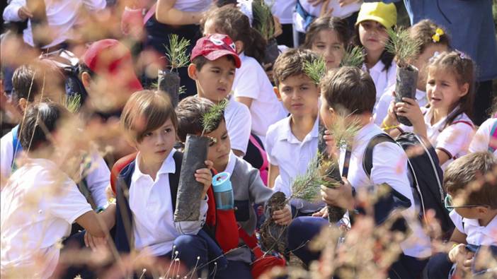 Ankaralı öğrenciler Cumhuriyet'in 100. yılında binlerce fidan dikti