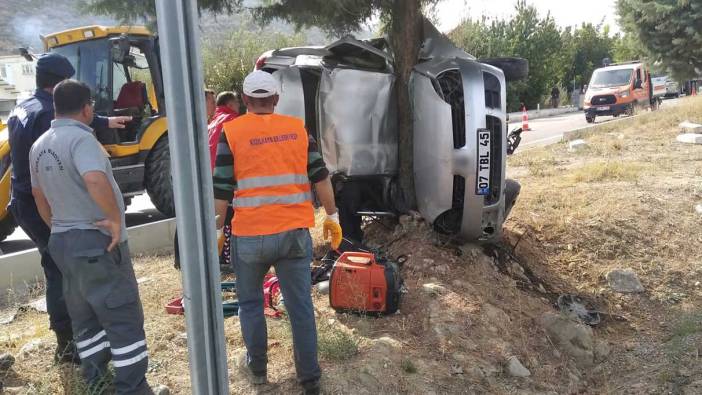 Burdur'da otomobil refüjdeki ağaca saplandı: 2 ölü