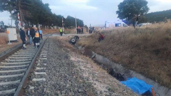 Afyon'da tren traktöre çarptı: 1 ölü